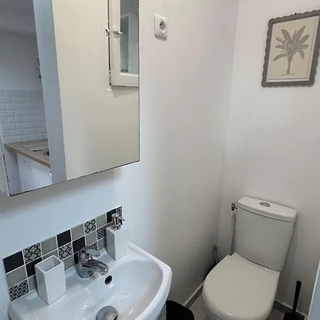 Near Orly Airport * 奥尔日河畔萨维尼